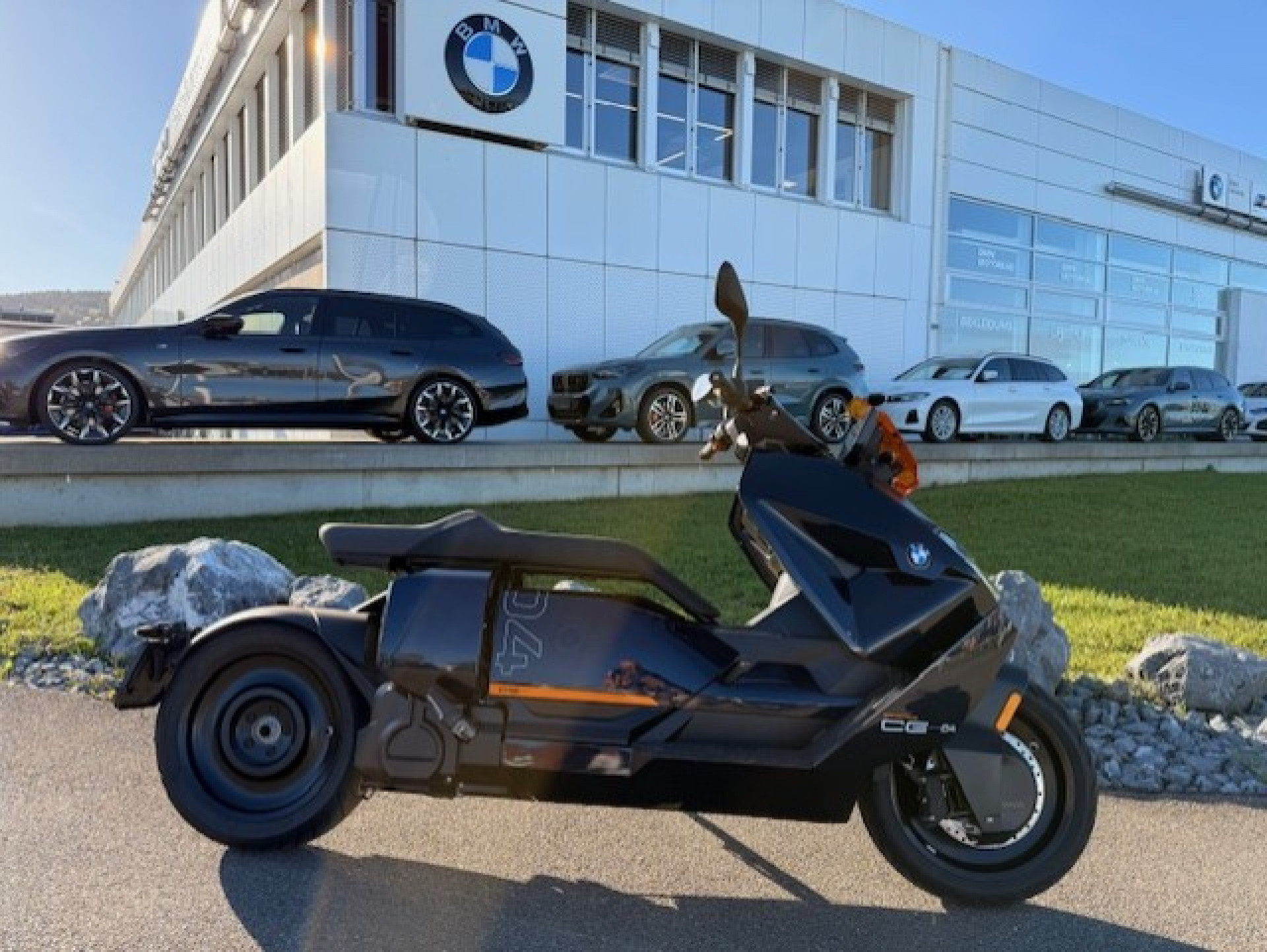 BMW CE 04 Avantgarde-showroom-element-1