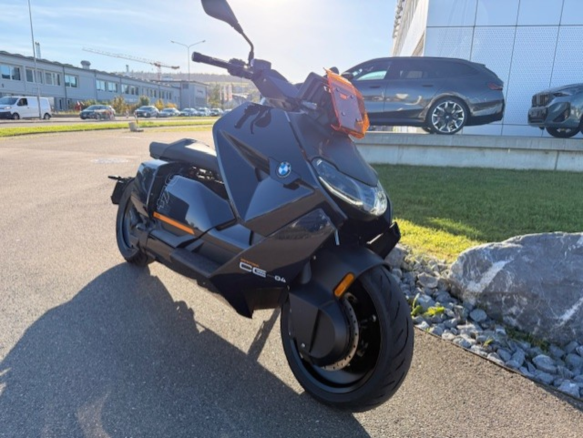 BMW CE 04 Avantgarde-showroom-element-2