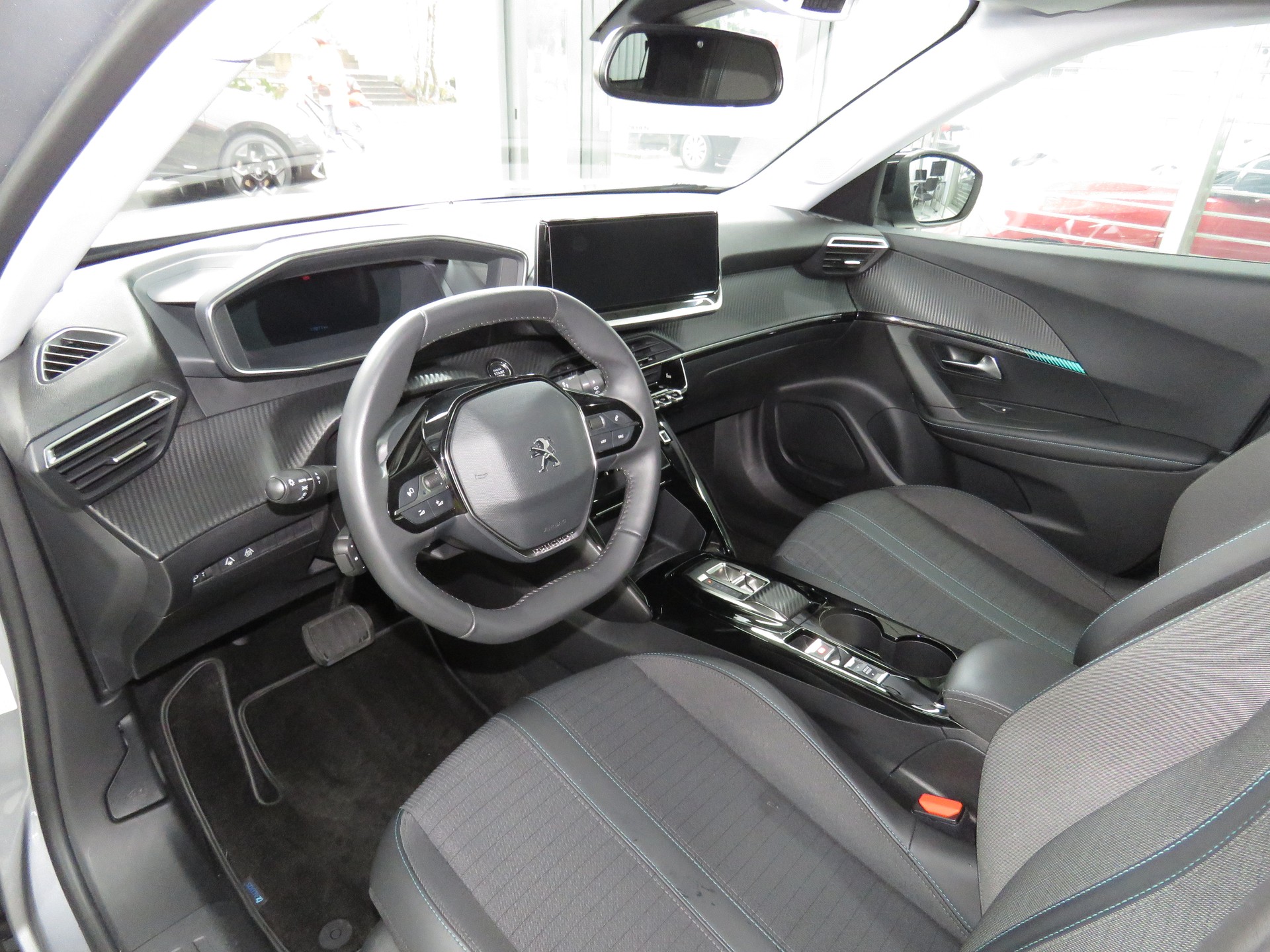 PEUGEOT 2008 e Allure Automat-image-6