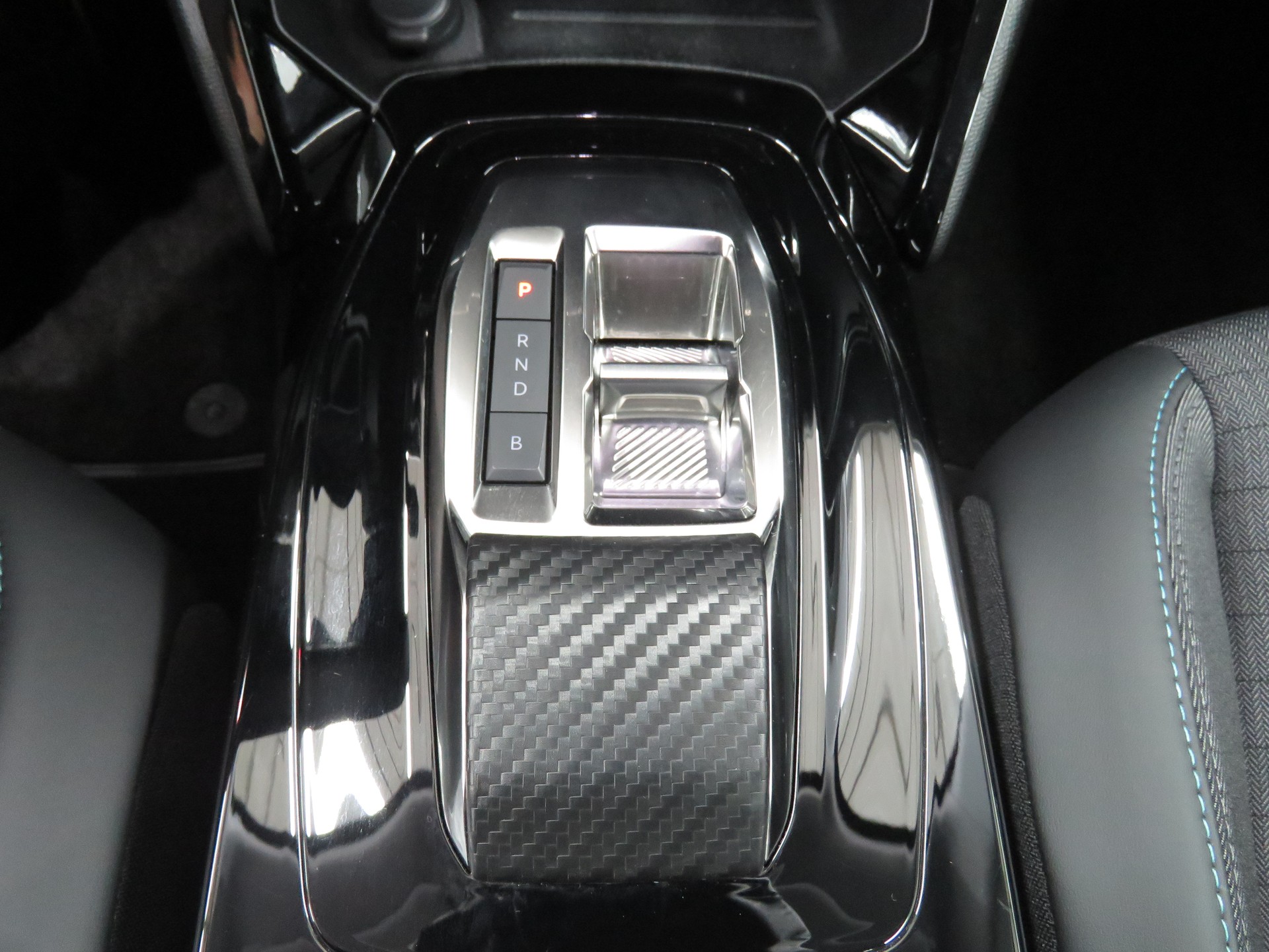 PEUGEOT 2008 e Allure Automat-image-14