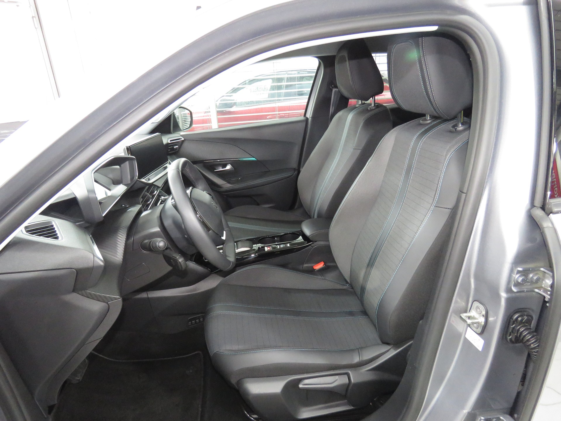 PEUGEOT 2008 e Allure Automat-image-7