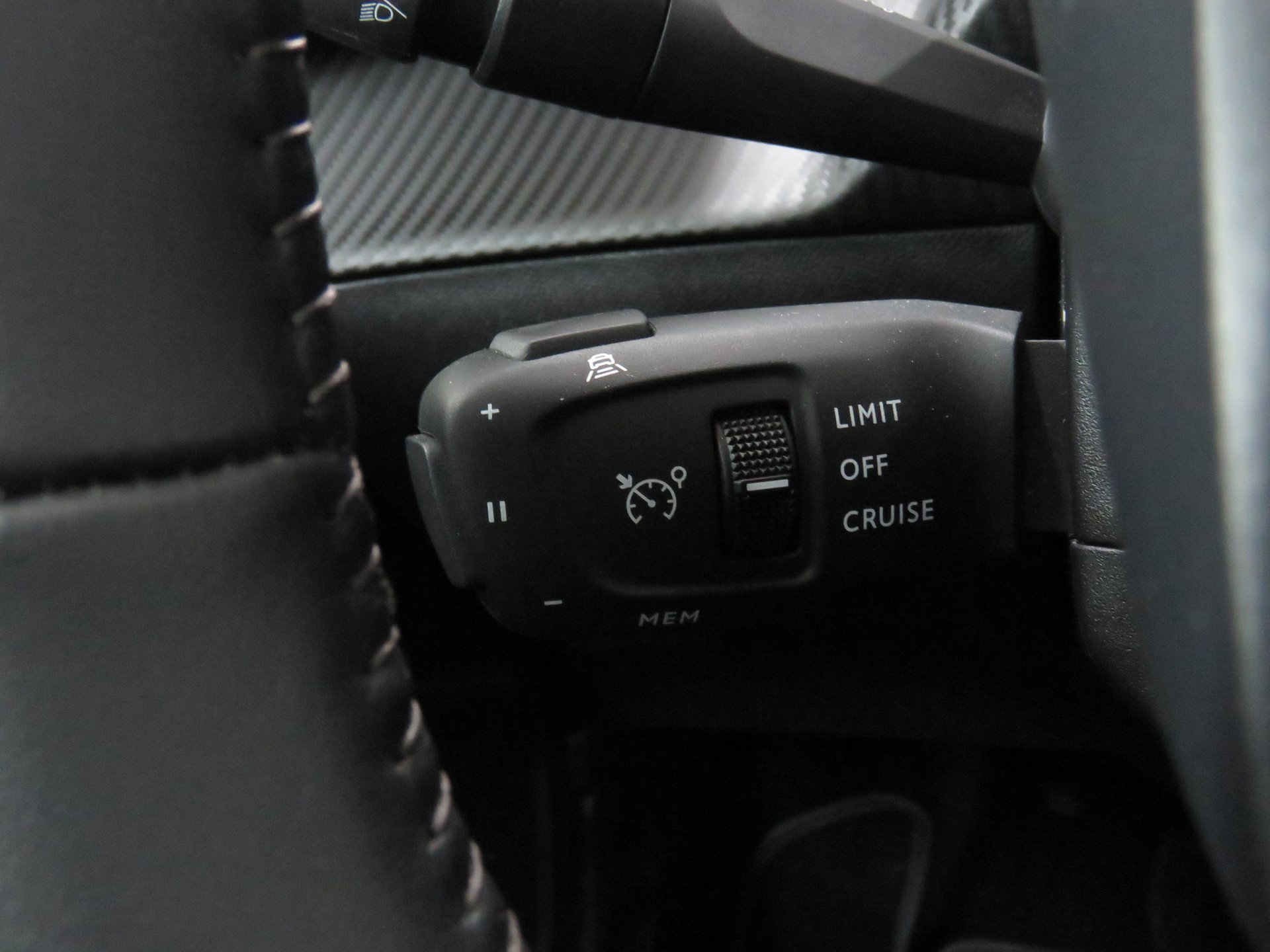PEUGEOT 2008 e Allure Automat-image-19