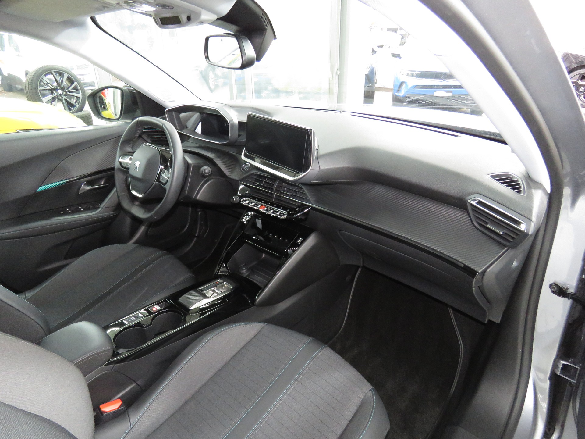 PEUGEOT 2008 e Allure Automat-image-10