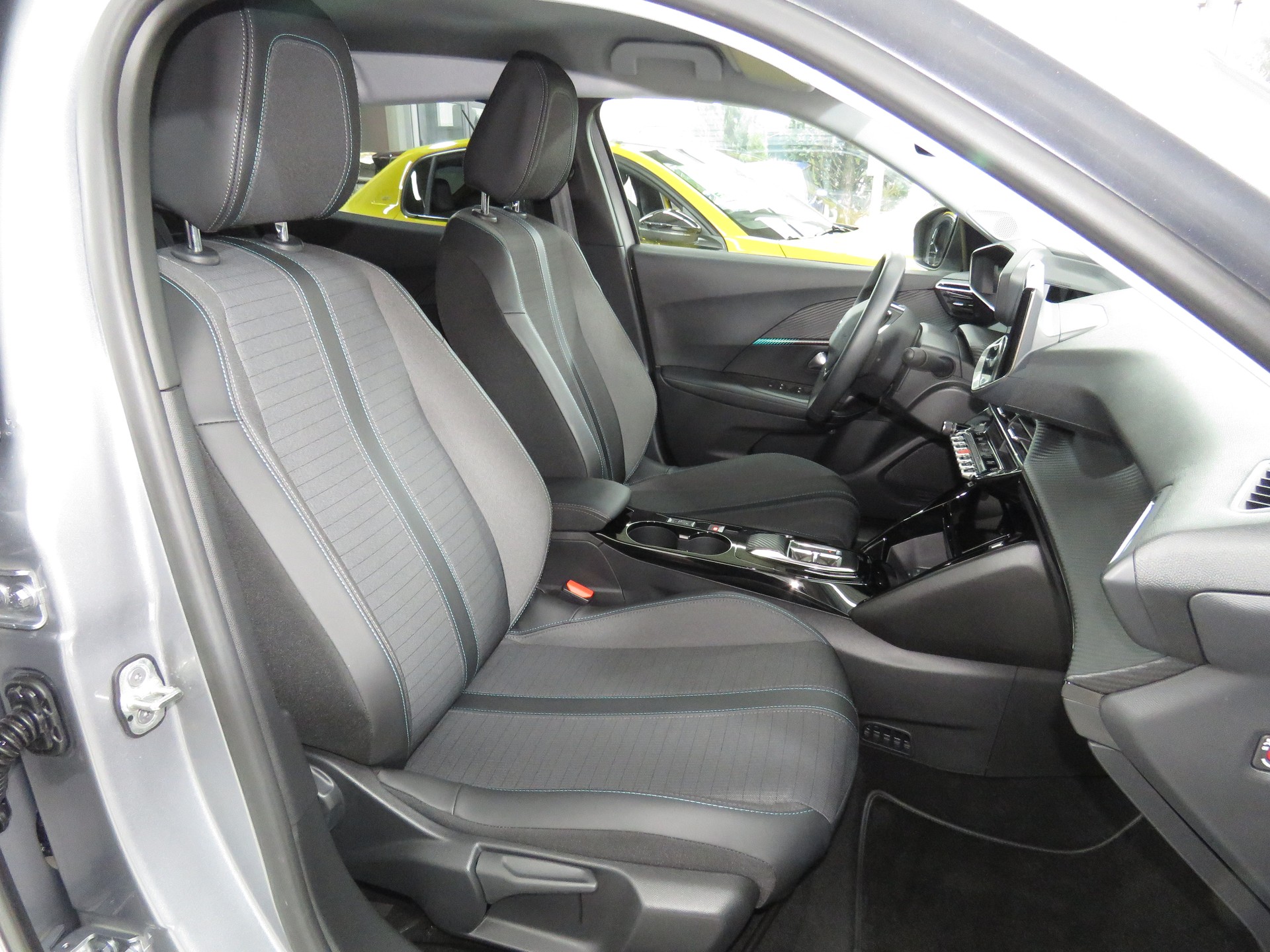 PEUGEOT 2008 e Allure Automat-image-11