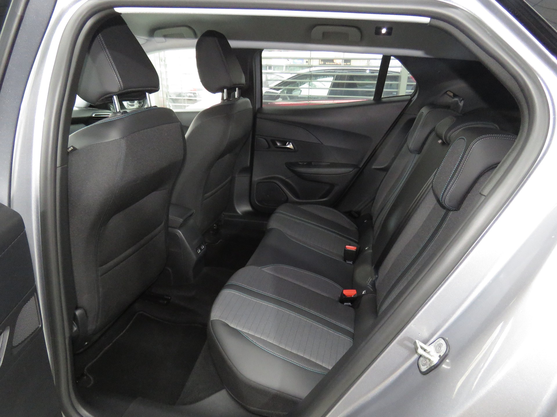 PEUGEOT 2008 e Allure Automat-image-8