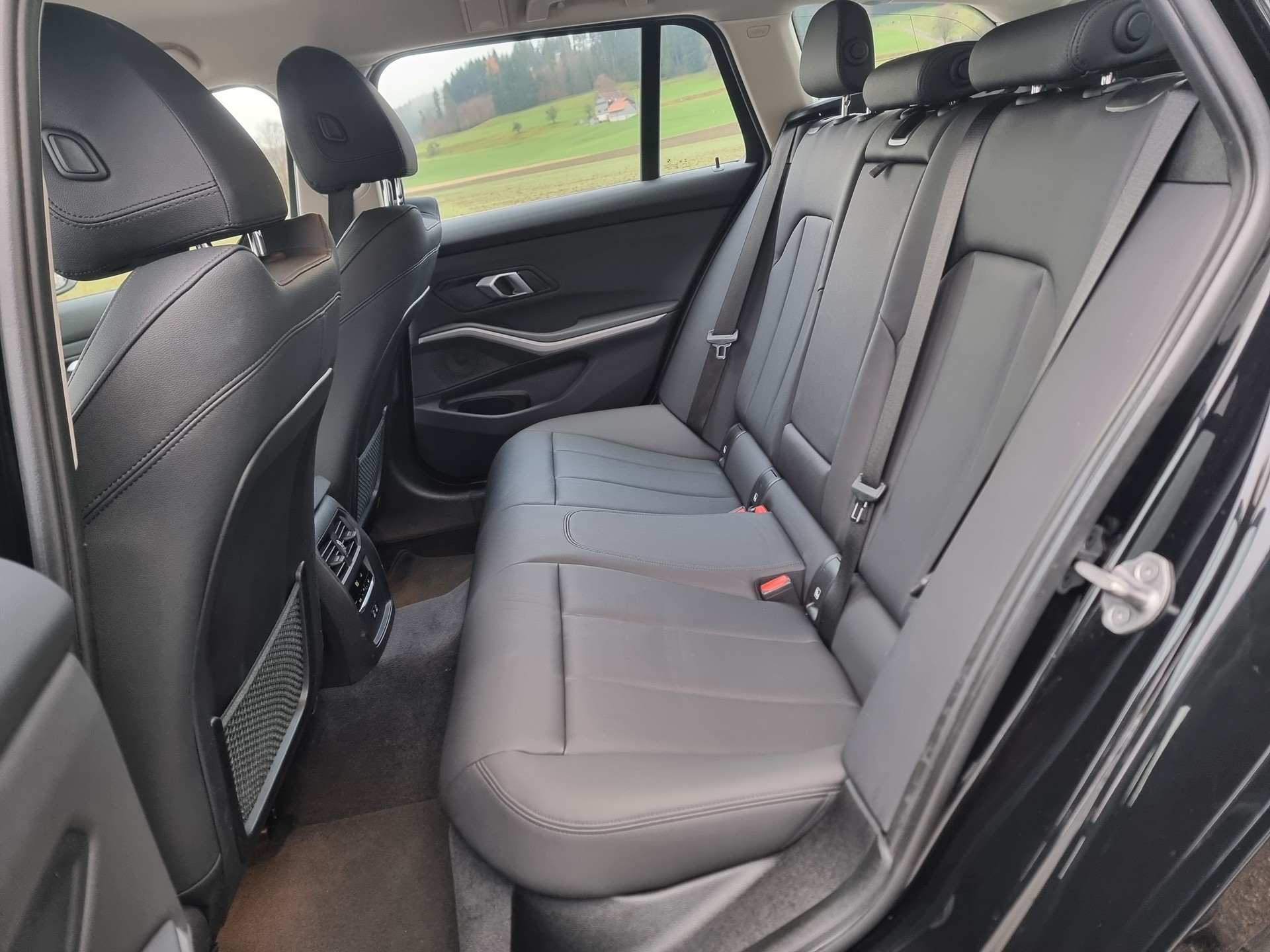 BMW 320d xDrive 48V Touring Steptronic-image-10