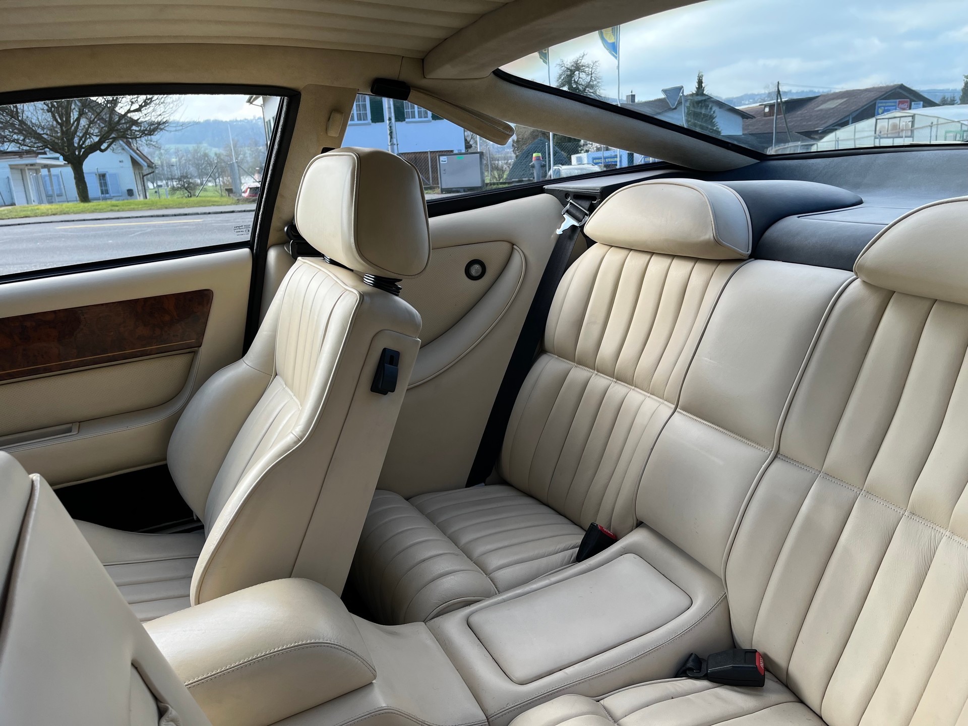 ASTON MARTIN Virage-image-11