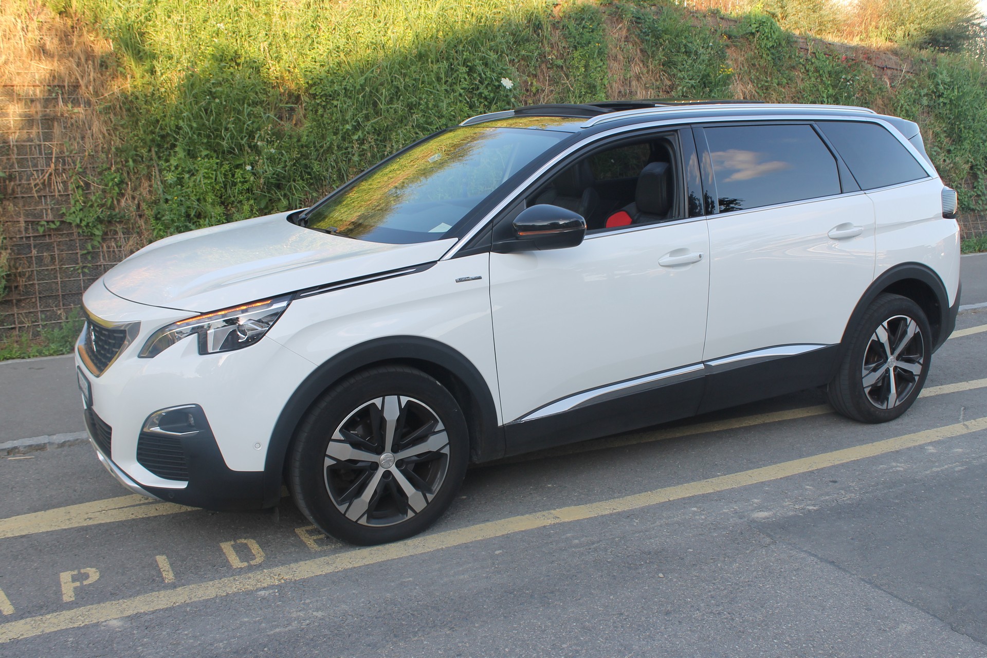 PEUGEOT 1.5 BlueHDi GT Line-image-0