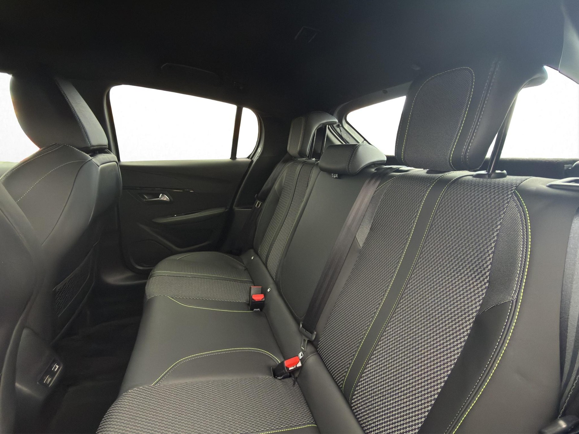 PEUGEOT 208 1.2 Hybrid 145 GT-image-27