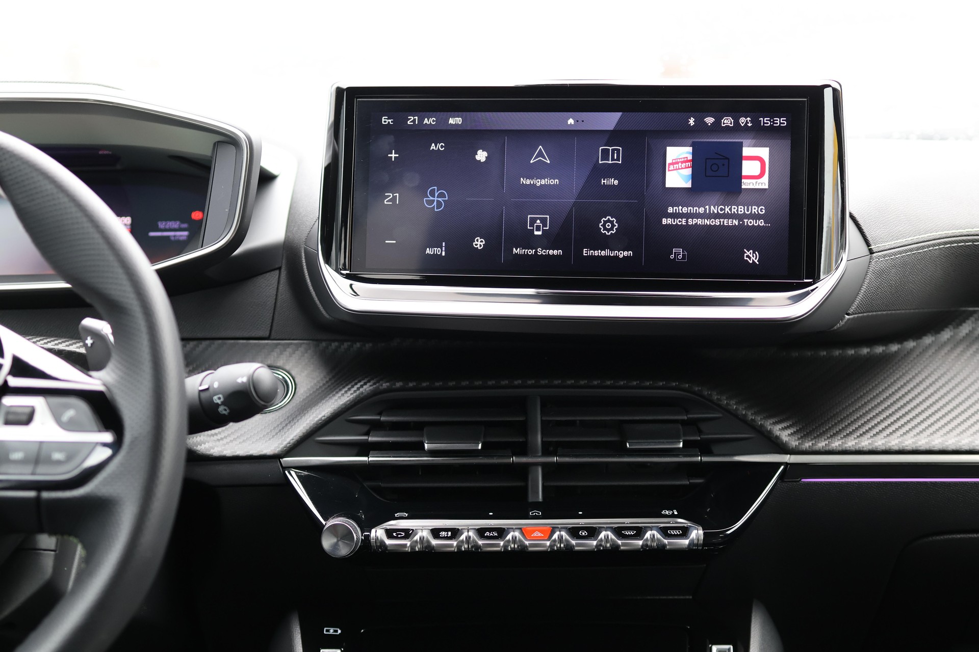 PEUGEOT 208 1.2 Hybrid 145 GT-image-16