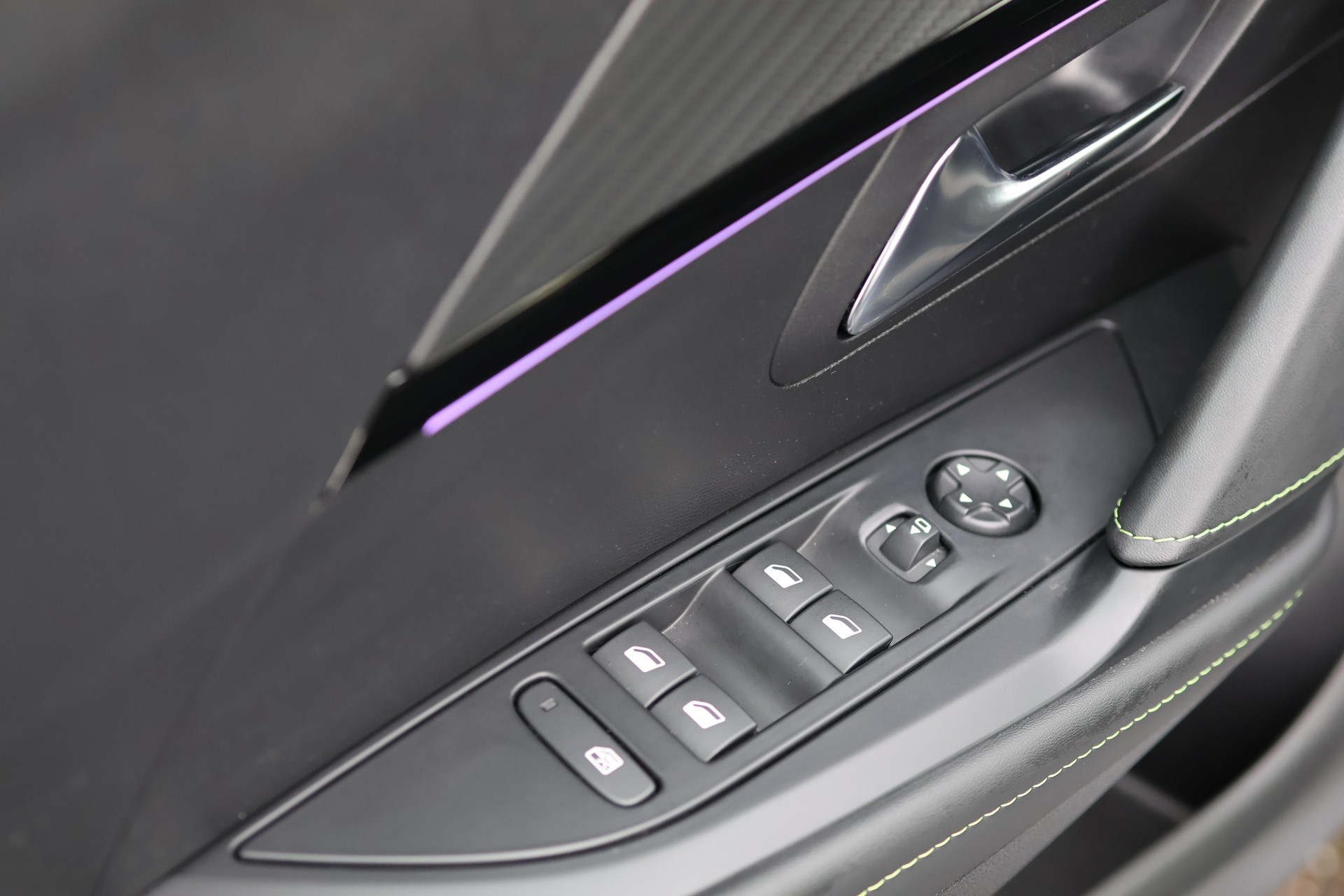 PEUGEOT 208 1.2 Hybrid 145 GT-image-26