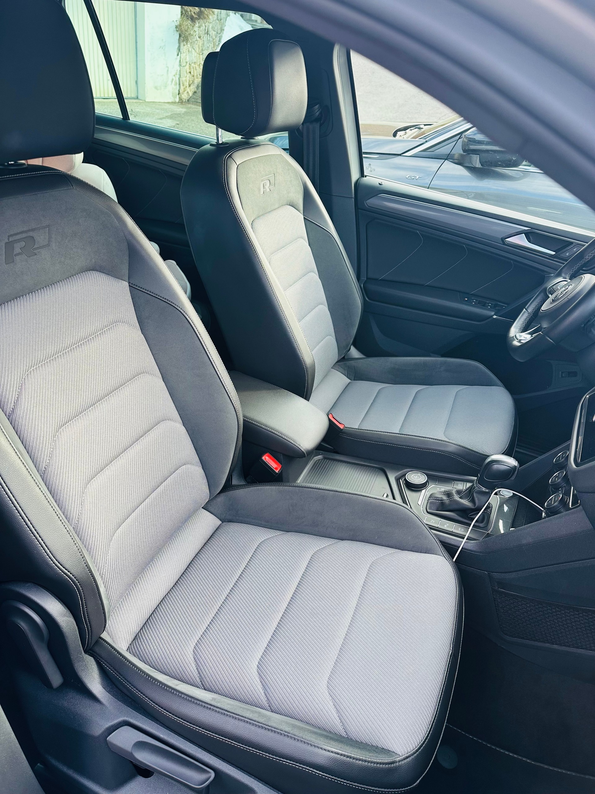VW Tiguan 2.0 TSI 4MOTION R-Line-image-3