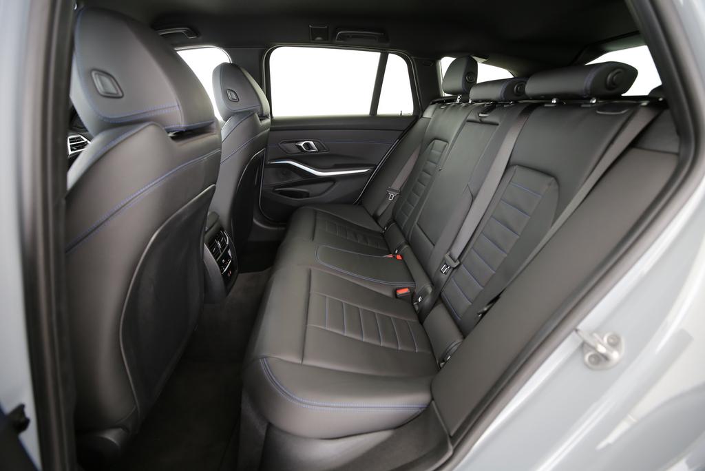 BMW 320d xDrive Touring-image-13