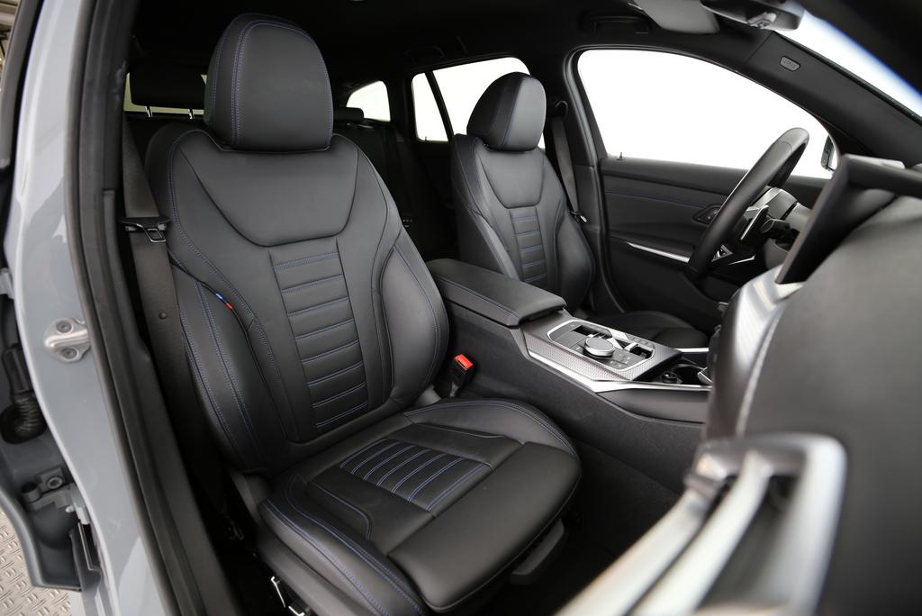 BMW 320d xDrive Touring-image-12