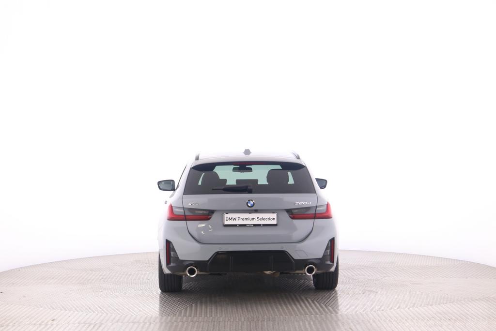 BMW 320d xDrive Touring-image-11