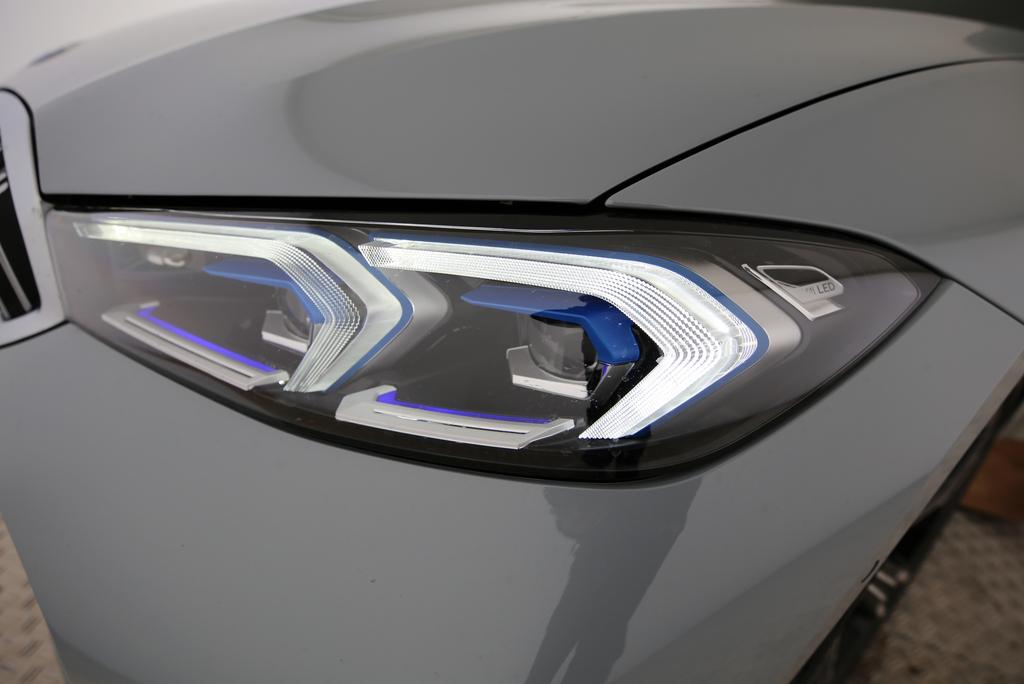 BMW 320d xDrive Touring-image-15