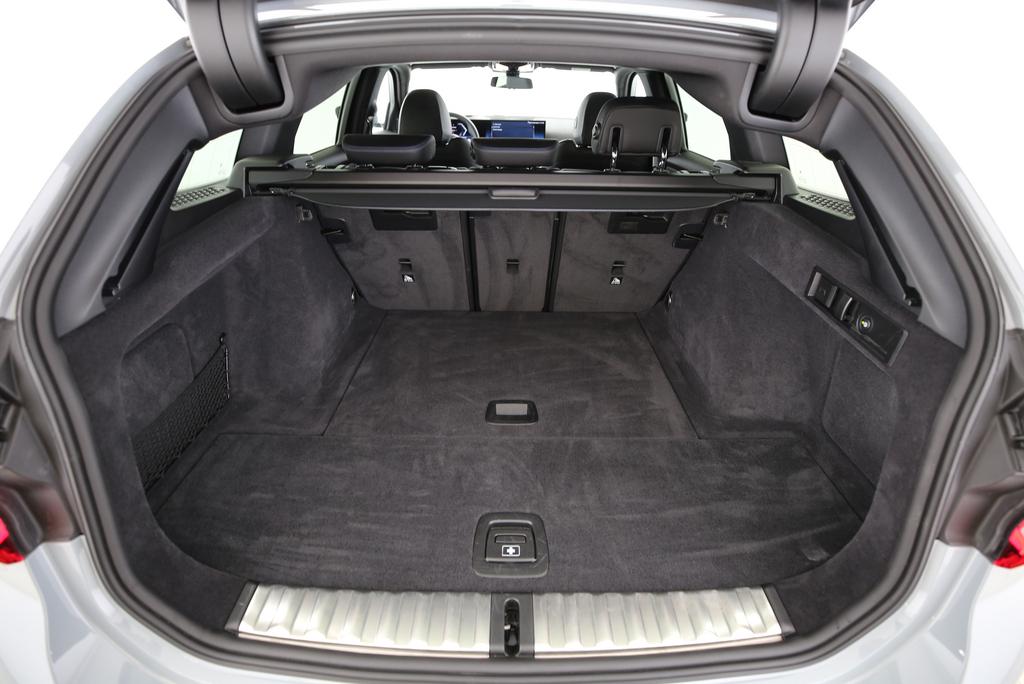 BMW 320d xDrive Touring-image-14