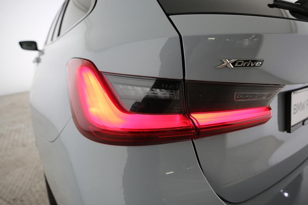 BMW 320d xDrive Touring-image-16