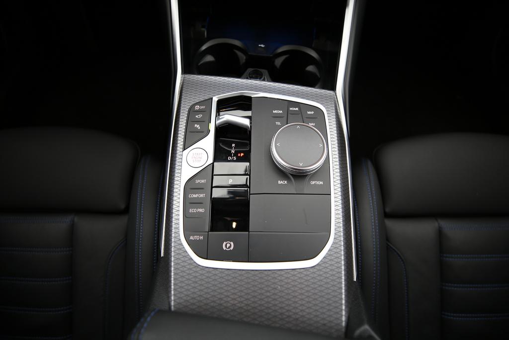 BMW 320d xDrive Touring-image-9