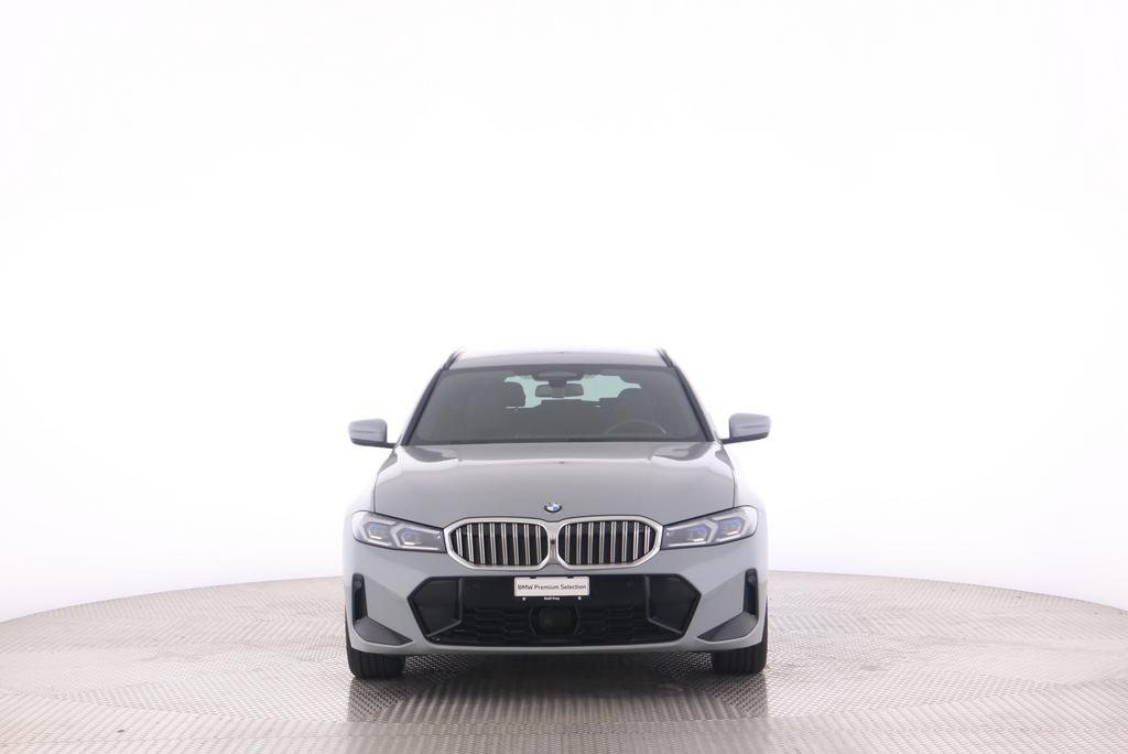 BMW 320d xDrive Touring-image-10