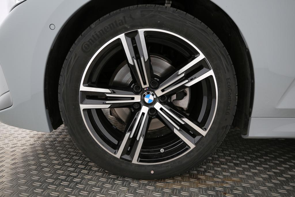 BMW 320d xDrive Touring-image-18