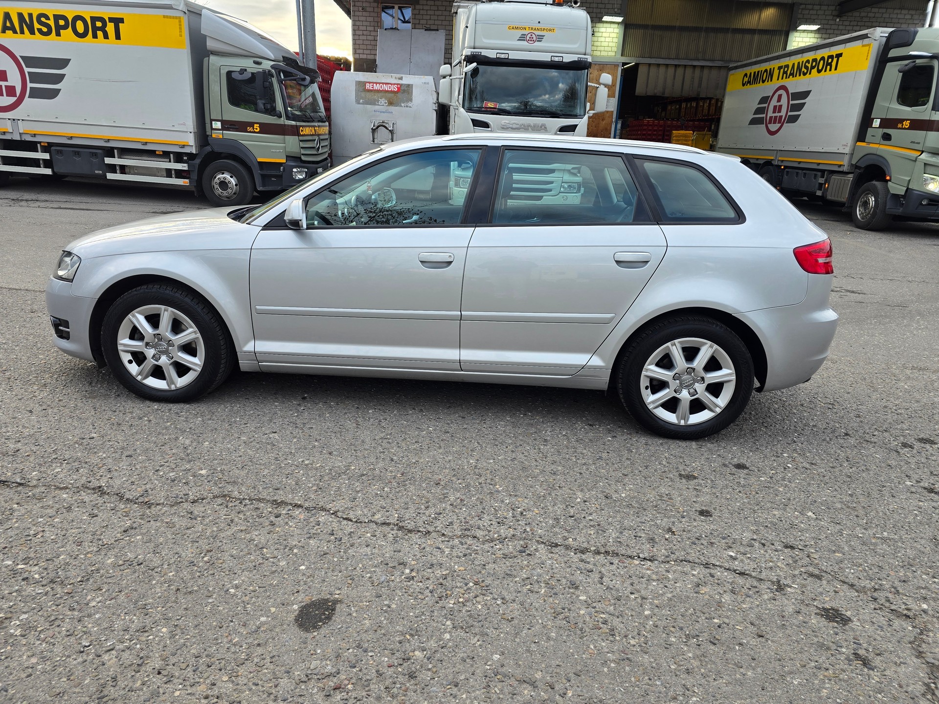 AUDI A3 Sportback 1.8 TFSI Ambiente S-tronic-image-8