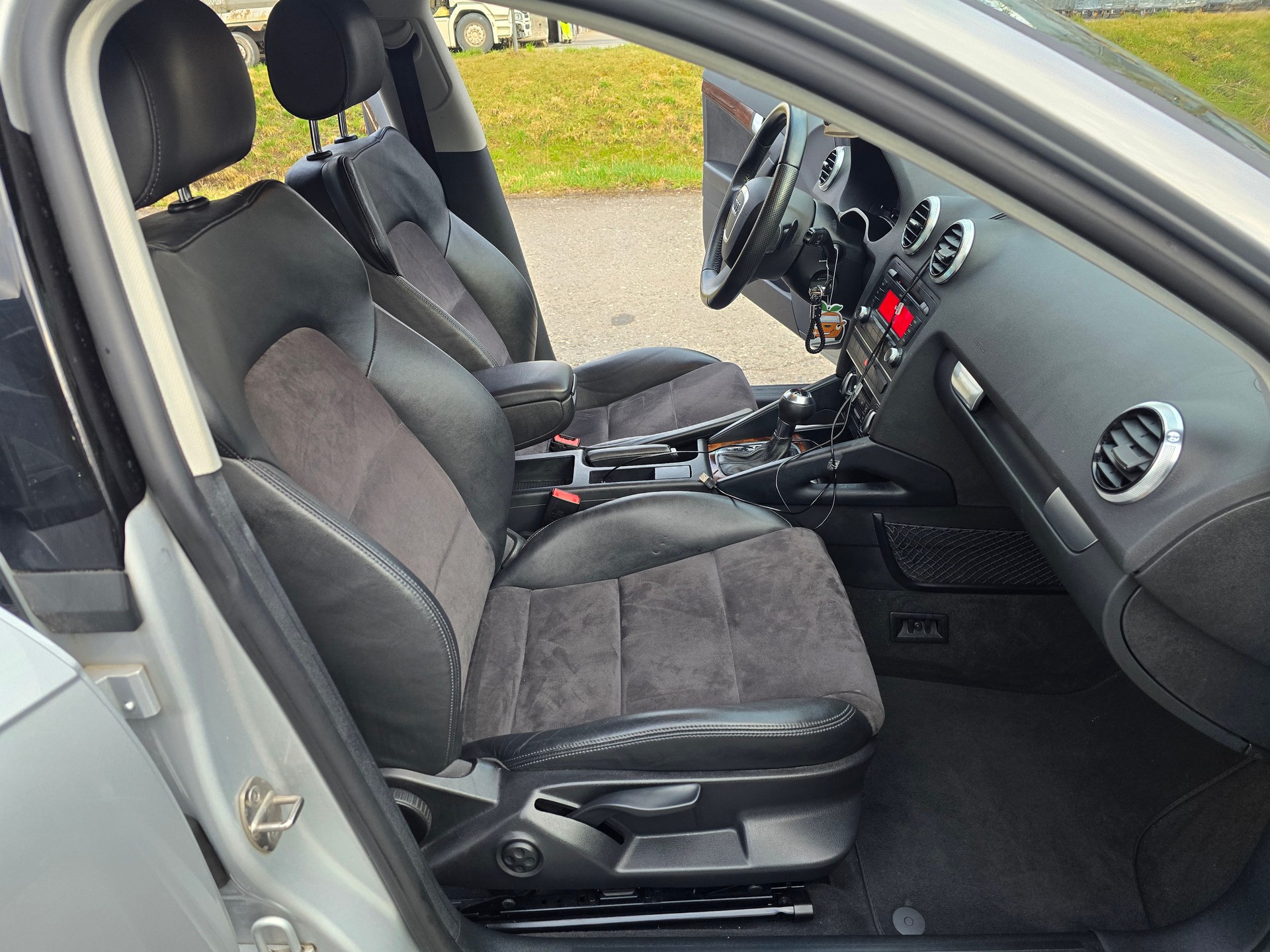 AUDI A3 Sportback 1.8 TFSI Ambiente S-tronic-image-13
