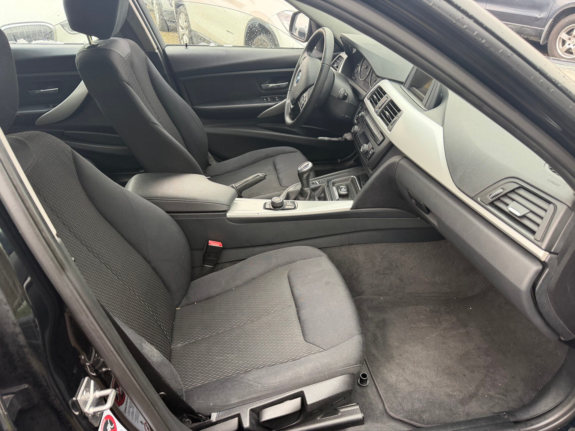 BMW 318d Touring Modern Line-image-6