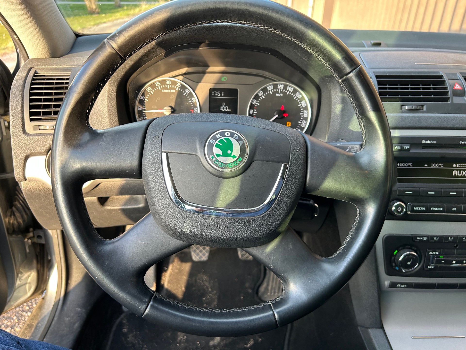 SKODA Octavia Combi 1.6 TDI Twenty20 4x4-image-7
