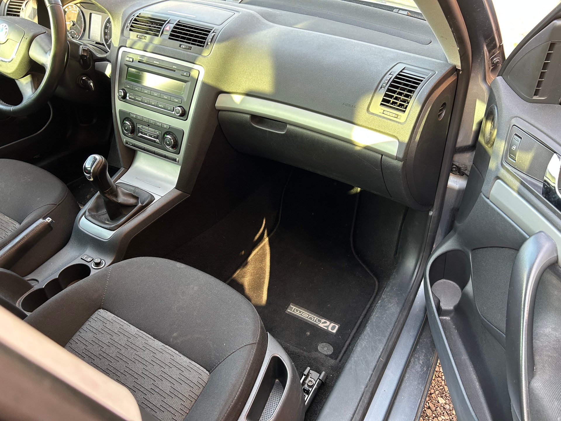 SKODA Octavia Combi 1.6 TDI Twenty20 4x4-image-13