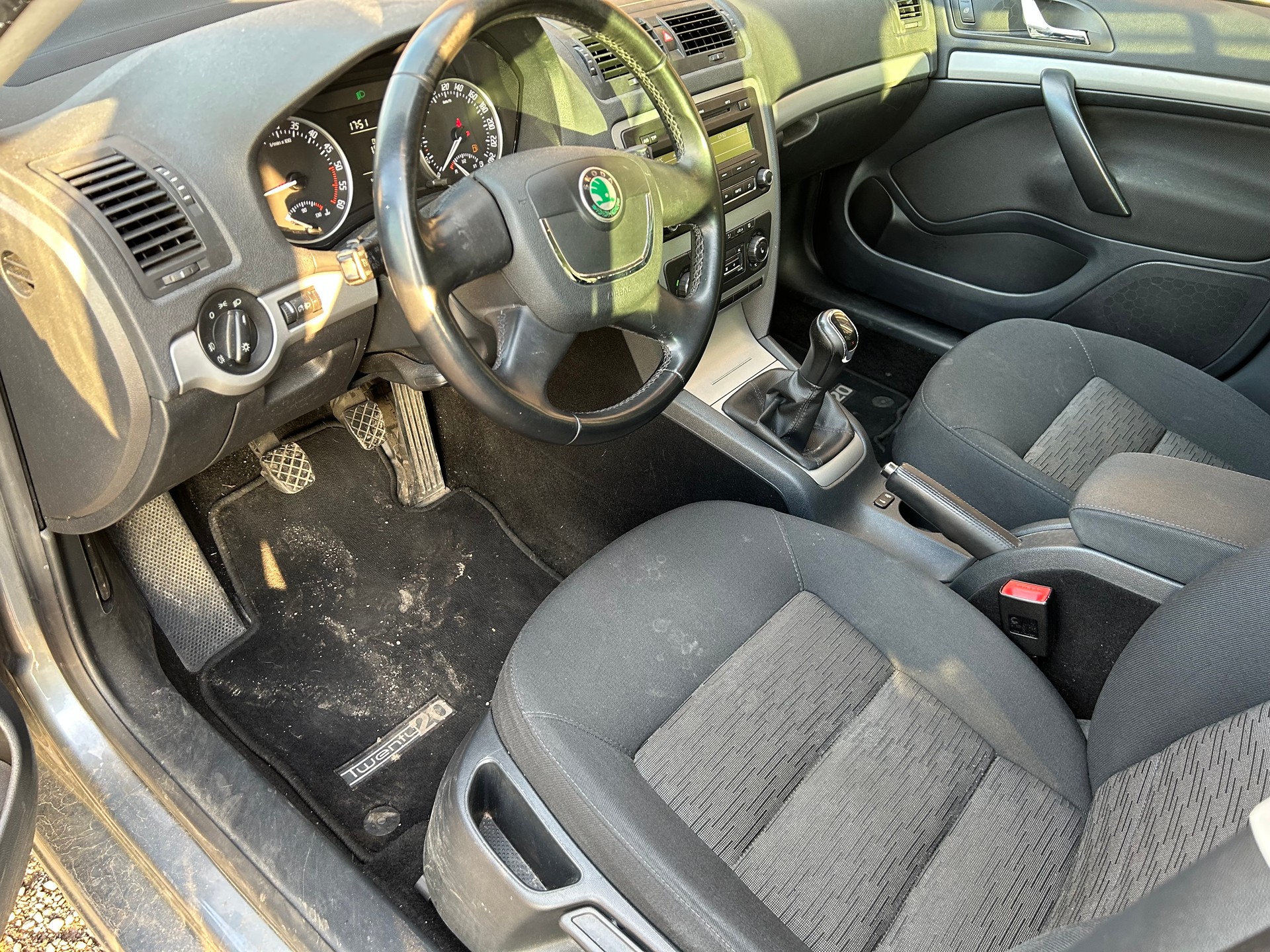 SKODA Octavia Combi 1.6 TDI Twenty20 4x4-image-11