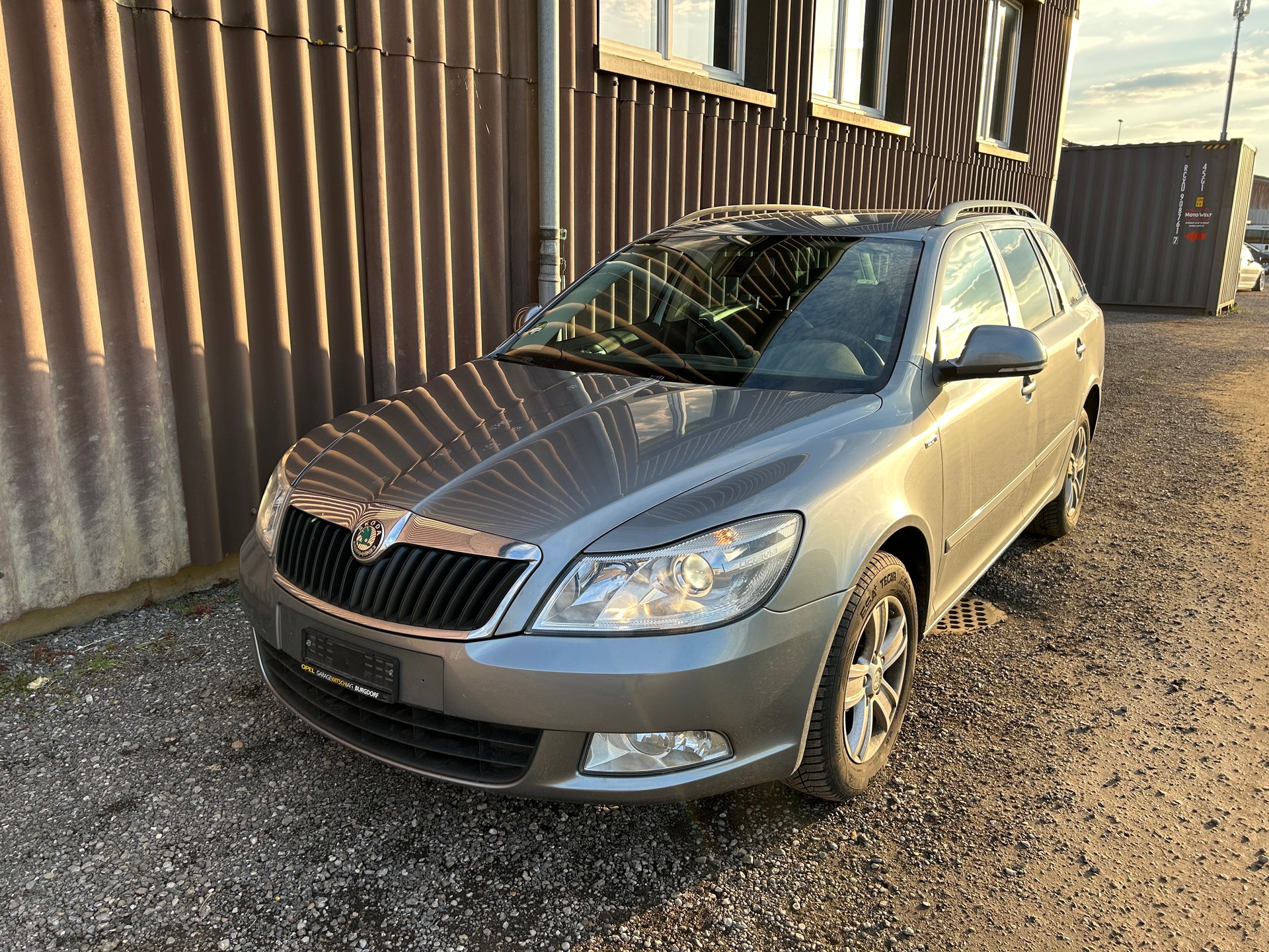 SKODA Octavia Combi 1.6 TDI Twenty20 4x4-image-2