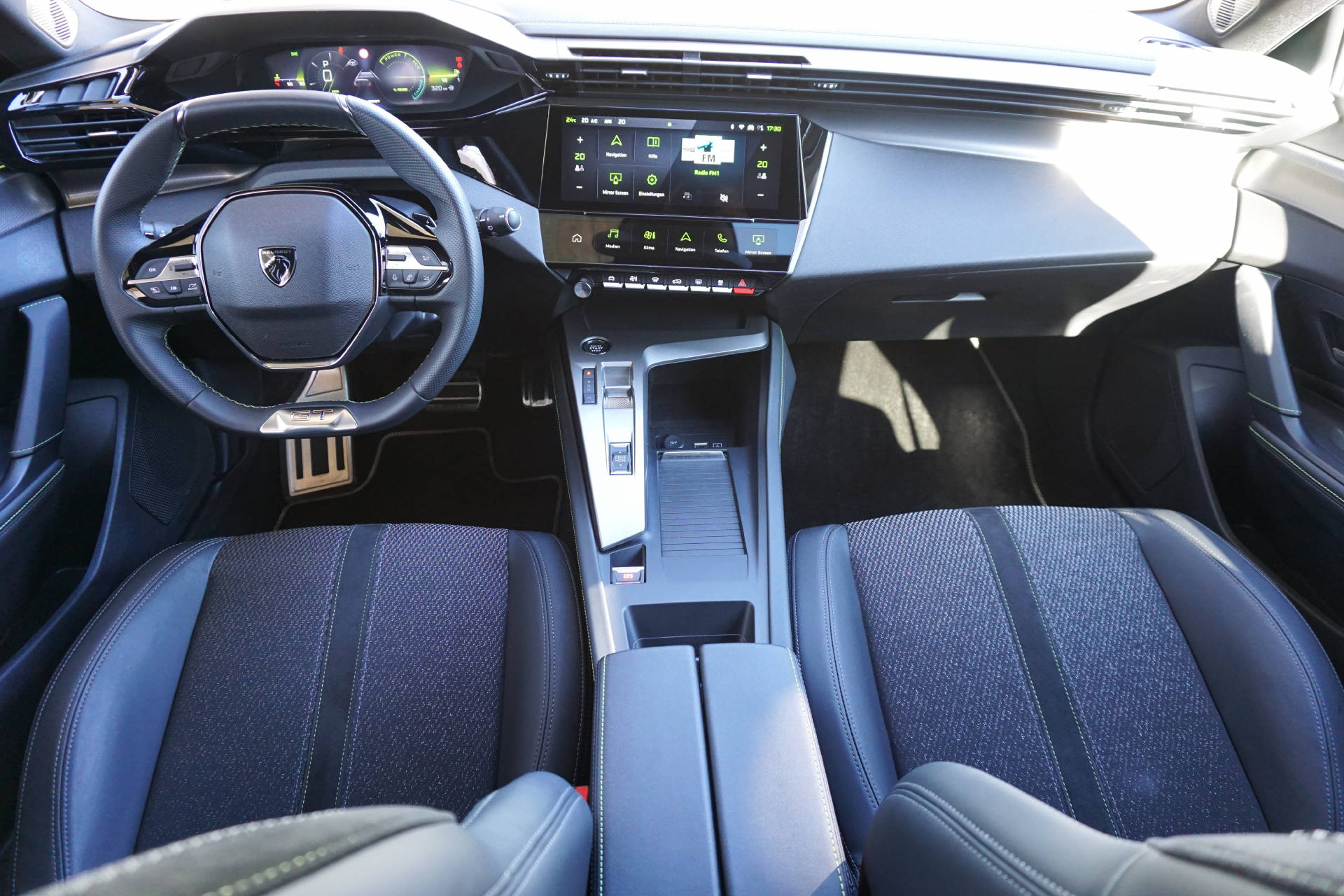 PEUGEOT 308 1.2 Hybrid GT-showroom-element-3