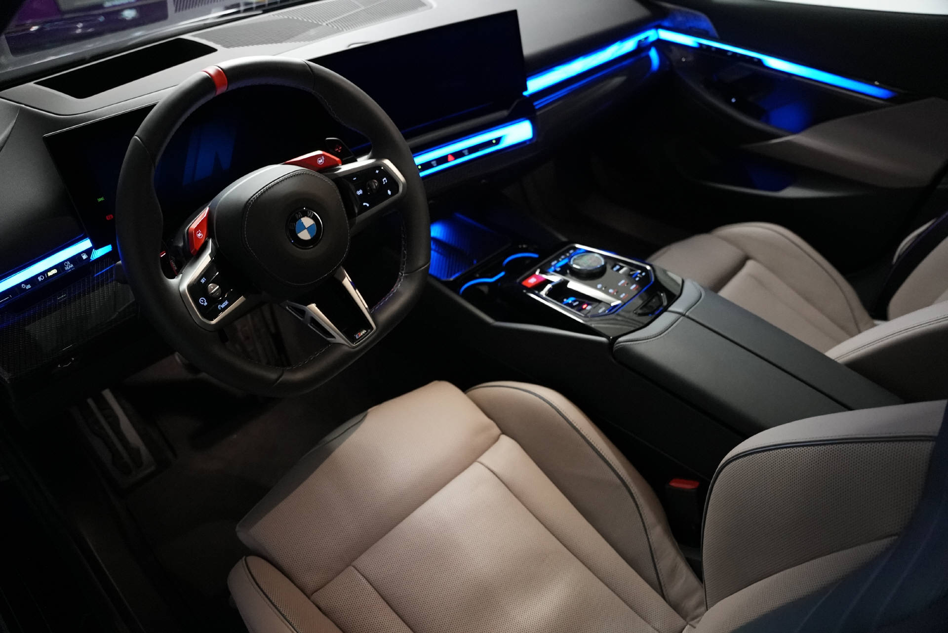 BMW M5 xDrive Mauritiusblau-image-6
