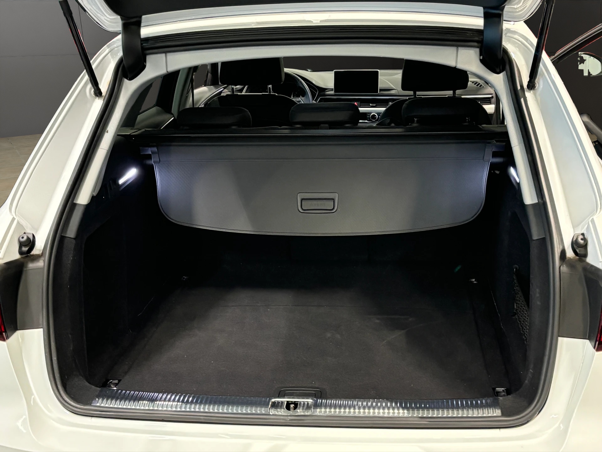 AUDI A4 Avant 35 TDI Design S-tronic-image-12