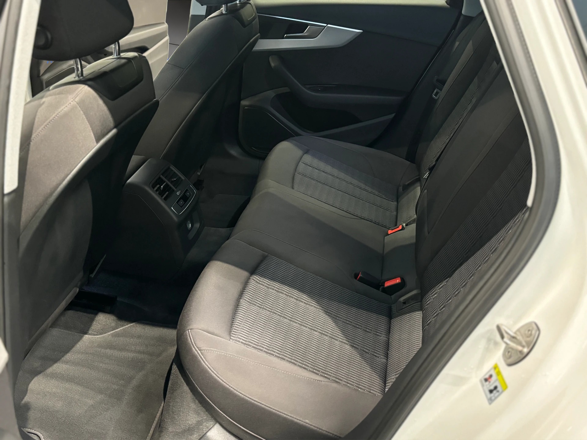 AUDI A4 Avant 35 TDI Design S-tronic-image-10