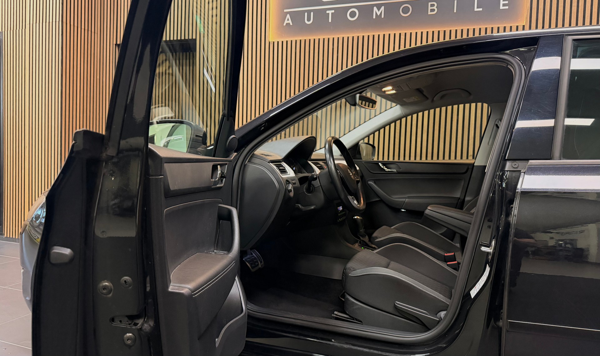 SKODA Rapid Spaceback 1.4 TSI Style DSG | CH-Fzg. | CarVertical | 8-Fach Bereift-image-9