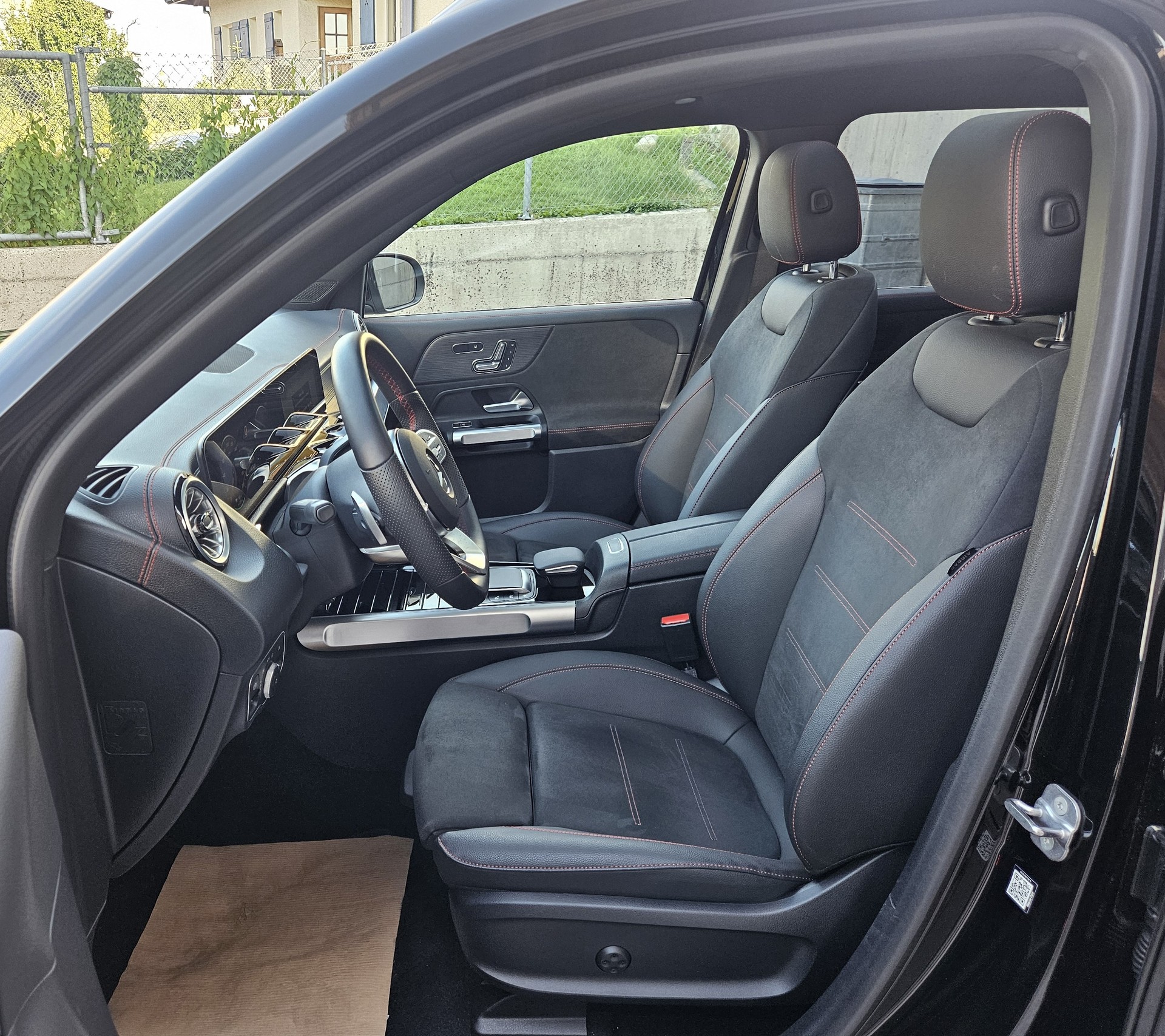 MERCEDES-BENZ EQB 250+ AMG-Line (70,5 kWh) mit 7-Sitzplätzen-image-9