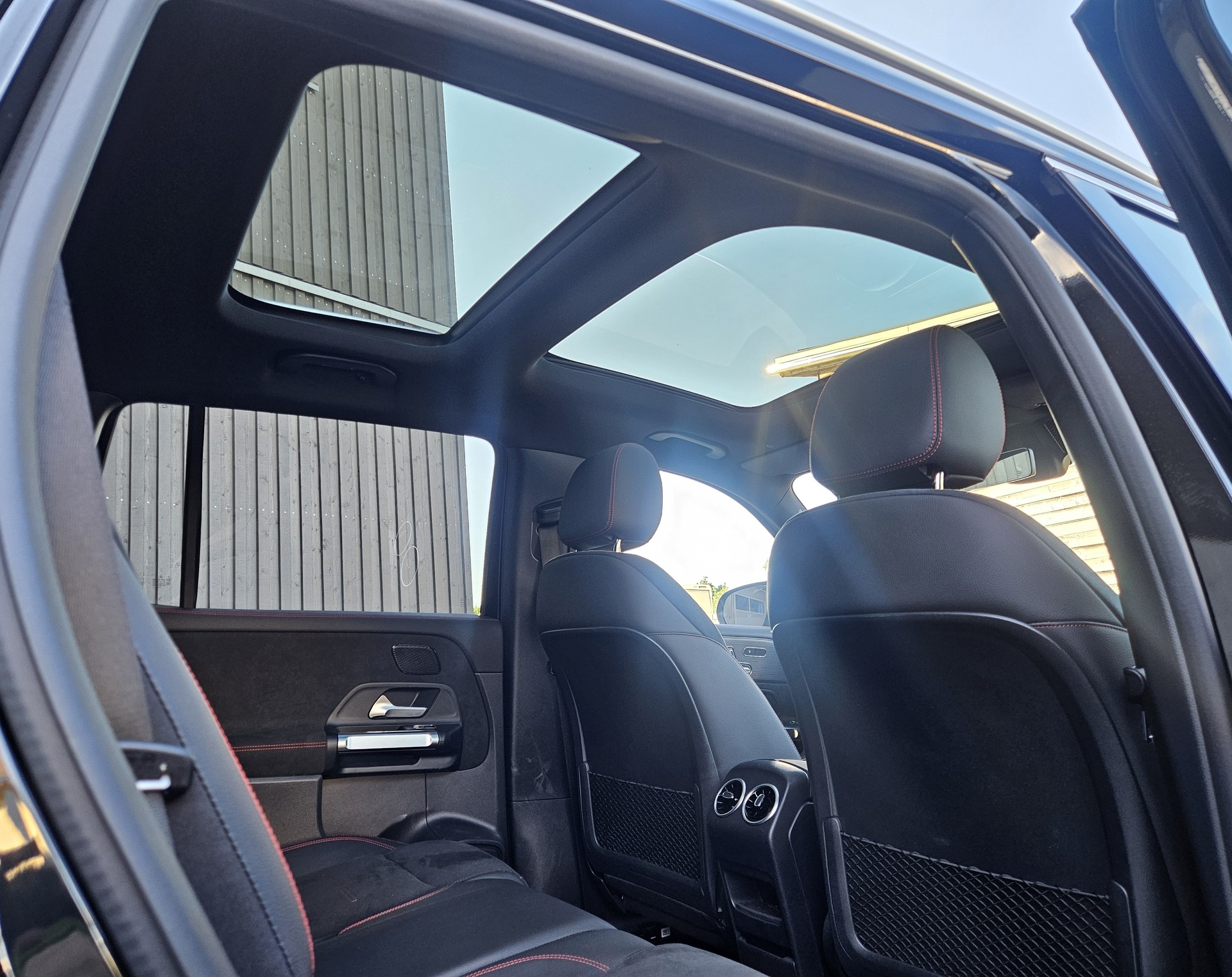 MERCEDES-BENZ EQB 250+ AMG-Line (70,5 kWh) mit 7-Sitzplätzen-image-23