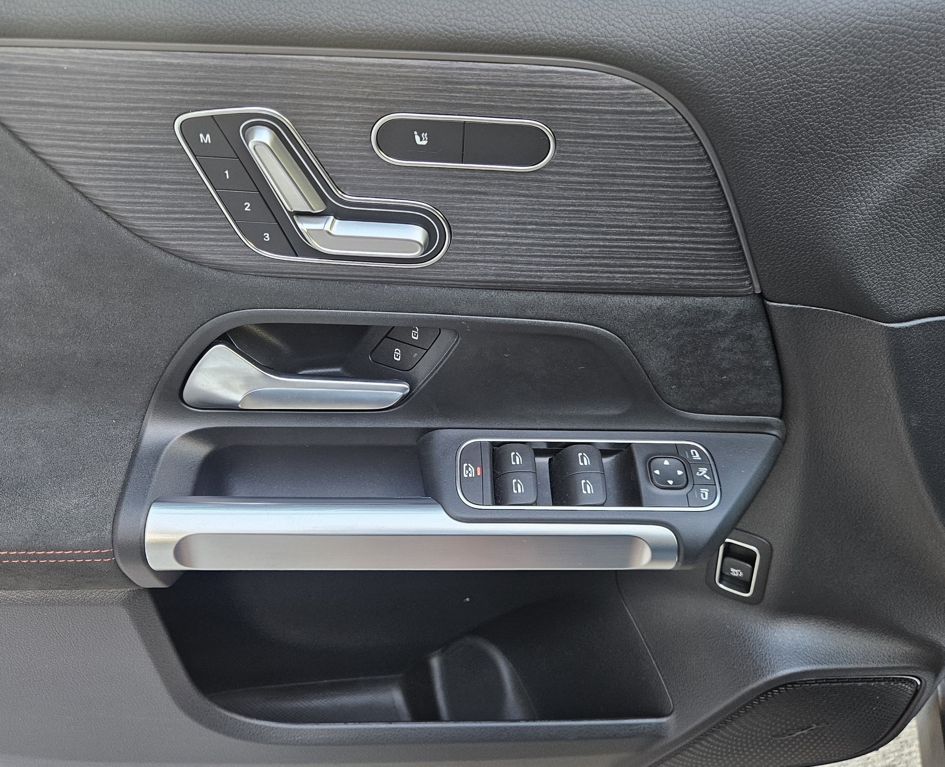 MERCEDES-BENZ EQB 250+ AMG-Line (70,5 kWh) mit 7-Sitzplätzen-image-11