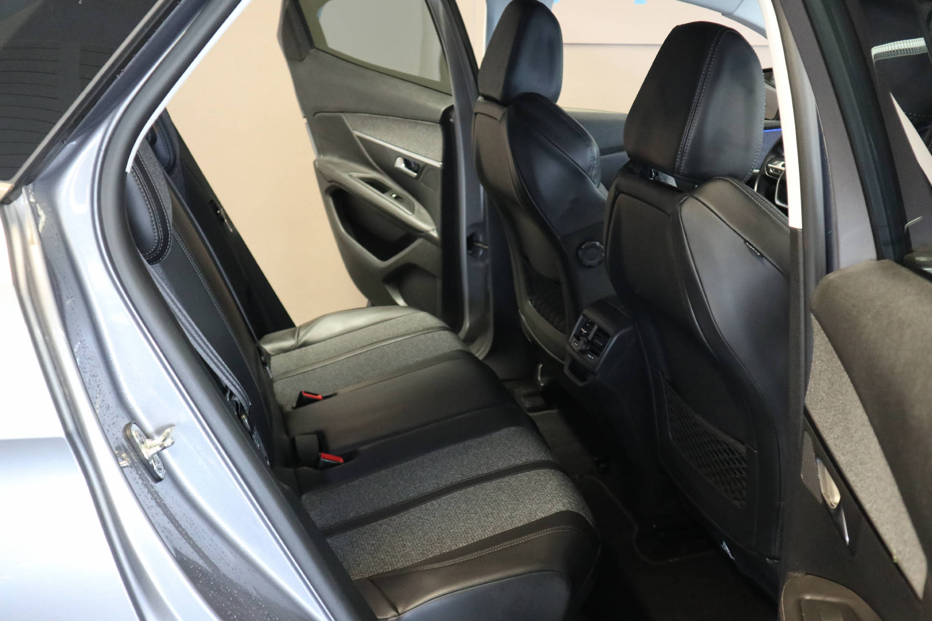 PEUGEOT 3008 1.2 PureTech Allure-image-8