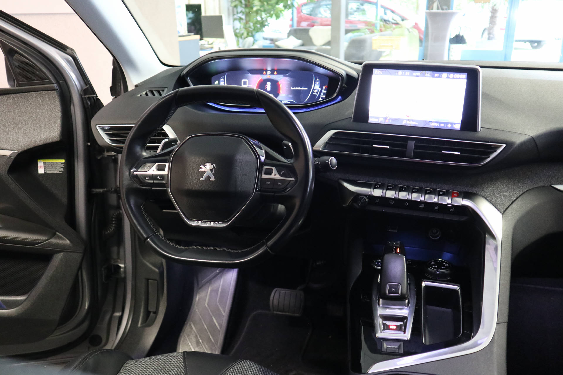 PEUGEOT 3008 1.2 PureTech Allure-image-12