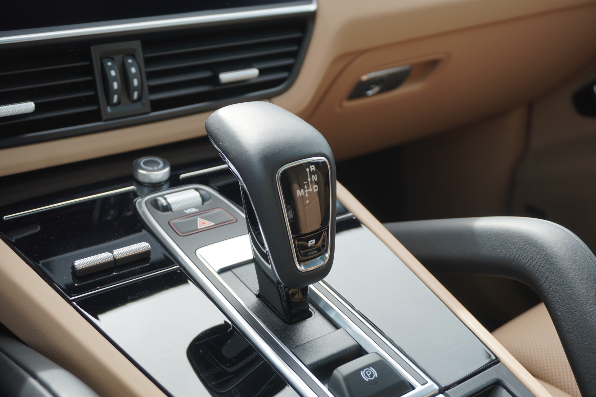 PORSCHE Cayenne S Coupé Platinum Edition-image-18
