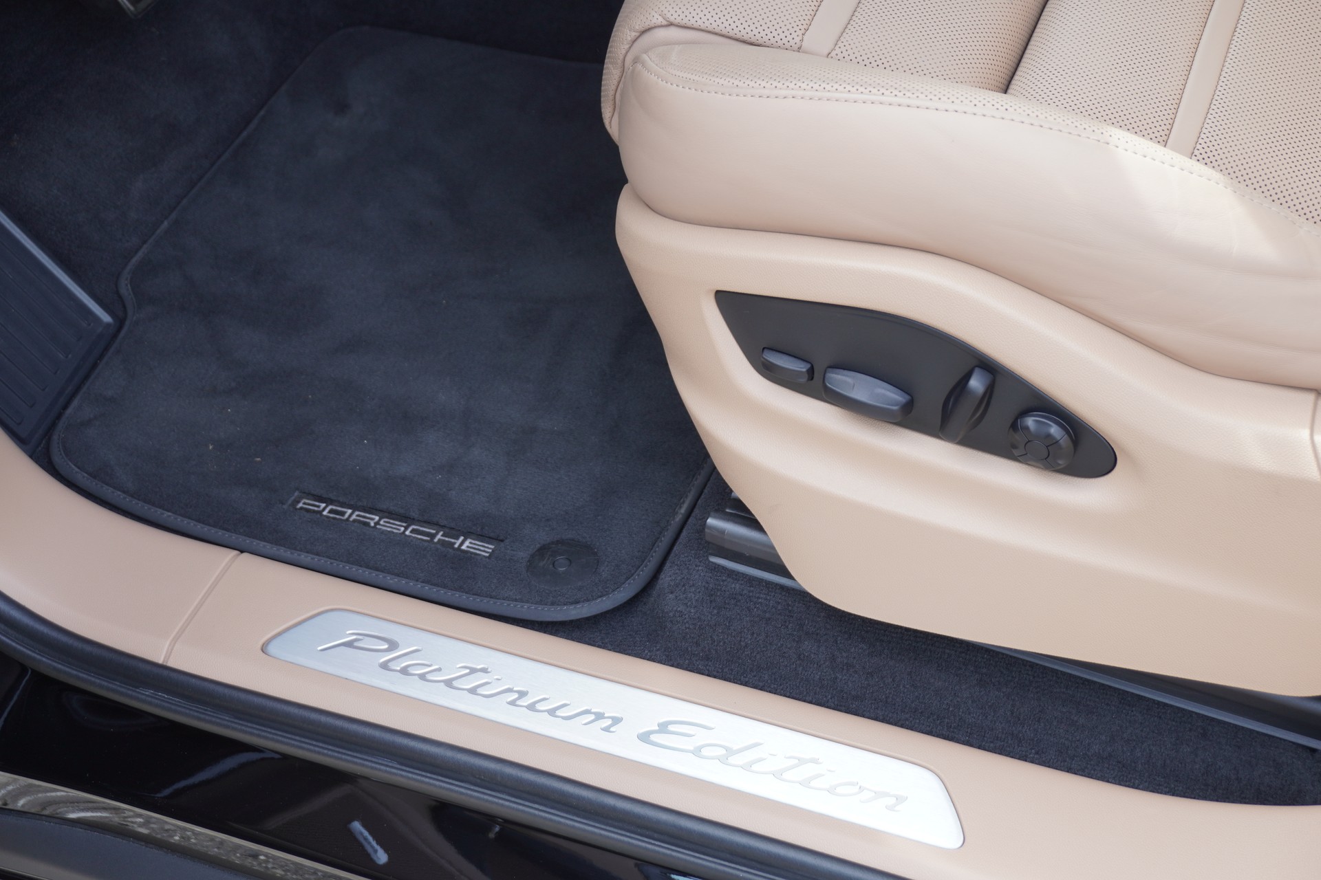 PORSCHE Cayenne S Coupé Platinum Edition-image-42