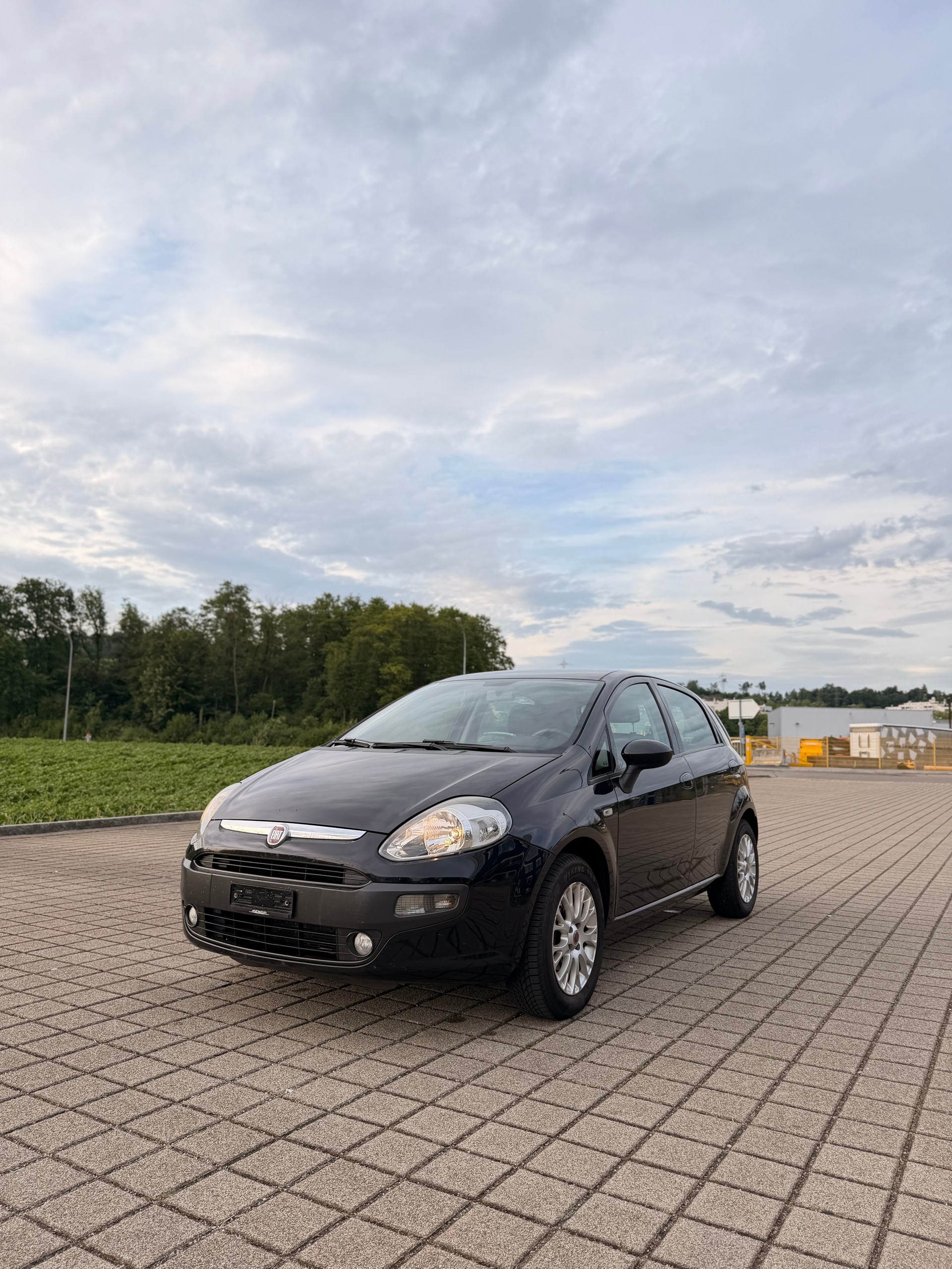 FIAT Punto 1.4 Dynamic ** Digitales Display, Rückfahrkamera, Navigationssystem**