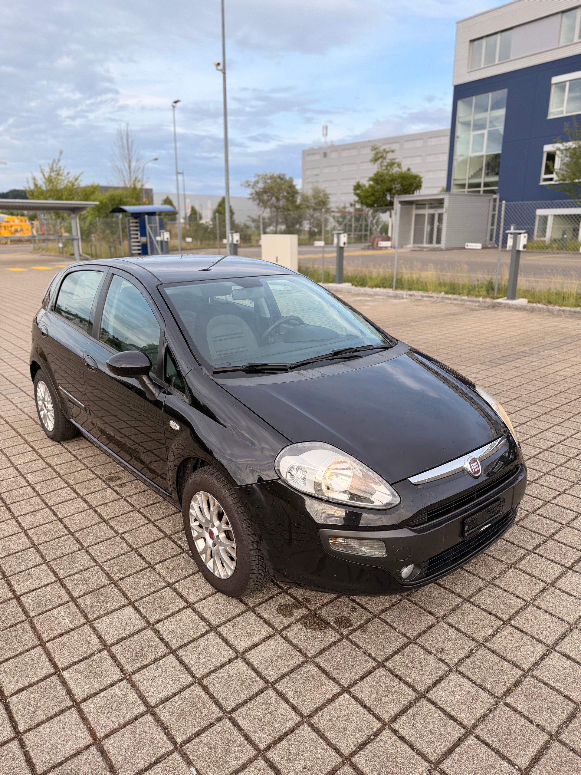 FIAT Punto 1.4 Dynamic ** Digitales Display, Rückfahrkamera, Navigationssystem**-image-5