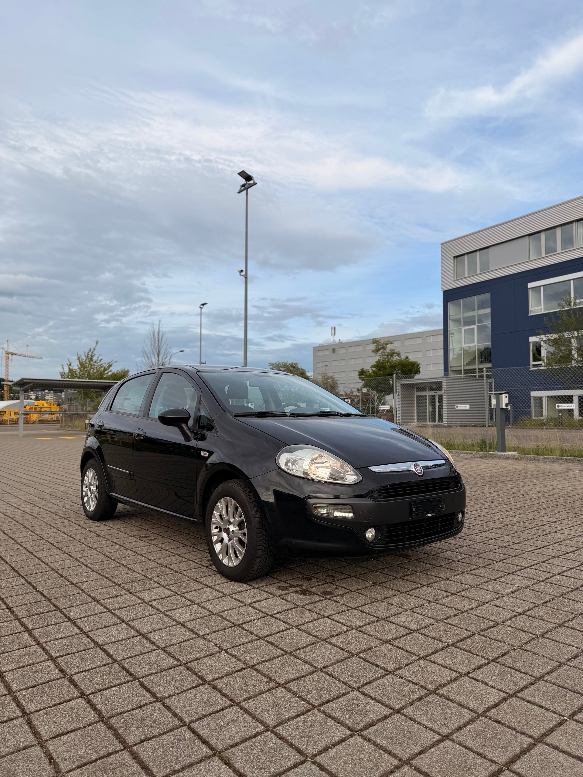 FIAT Punto 1.4 Dynamic ** Digitales Display, Rückfahrkamera, Navigationssystem**-image-4
