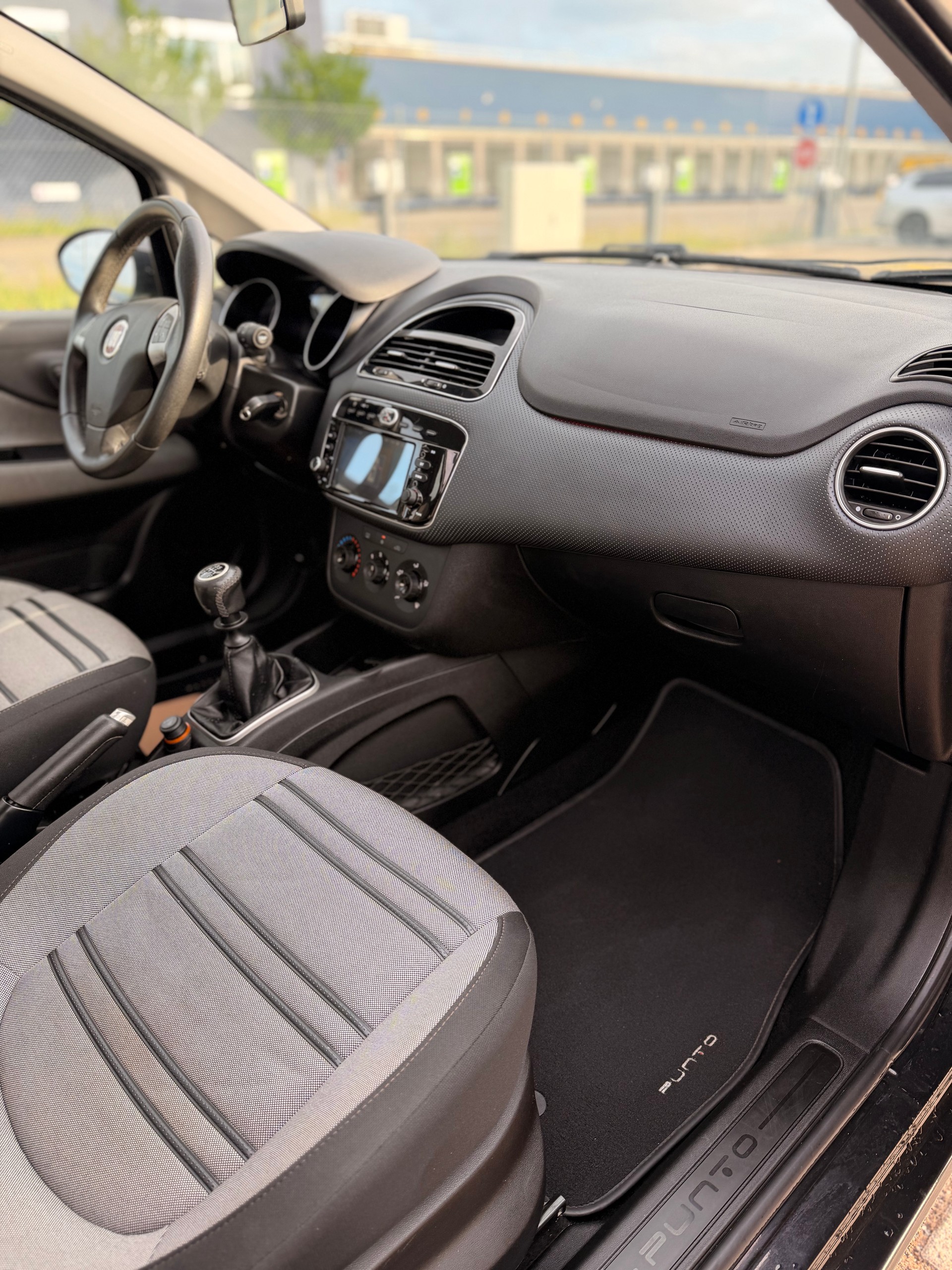 FIAT Punto 1.4 Dynamic ** Digitales Display, Rückfahrkamera, Navigationssystem**-image-23