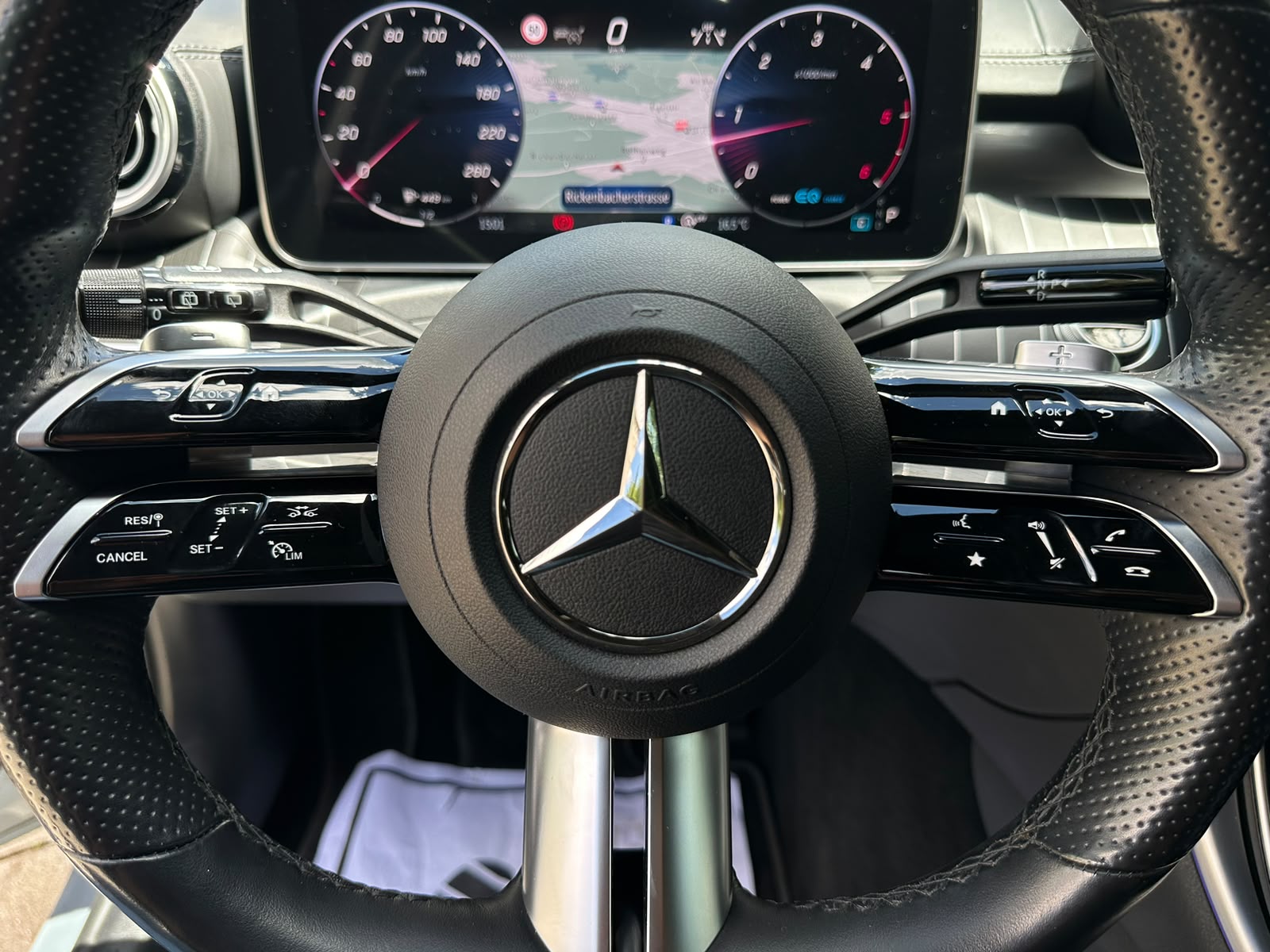 MERCEDES-BENZ C 220 d T AMG Line-image-21