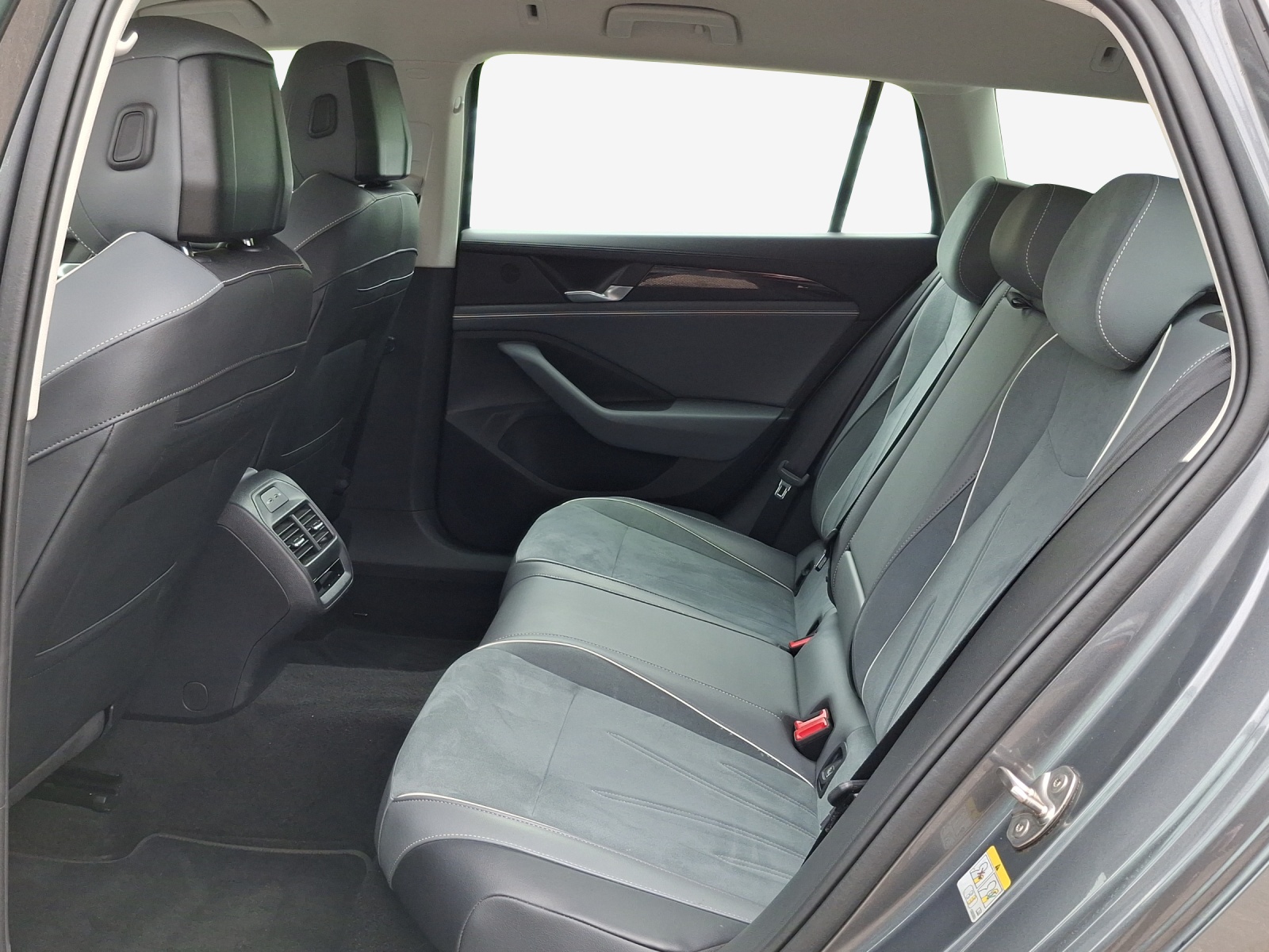 VW Passat Variant 2.0 TDI evo Business DSG-image-11